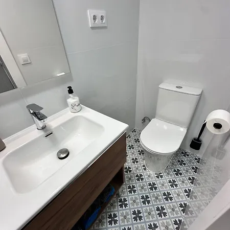 Linoleum Room With Host * Vilanova i la Geltrú